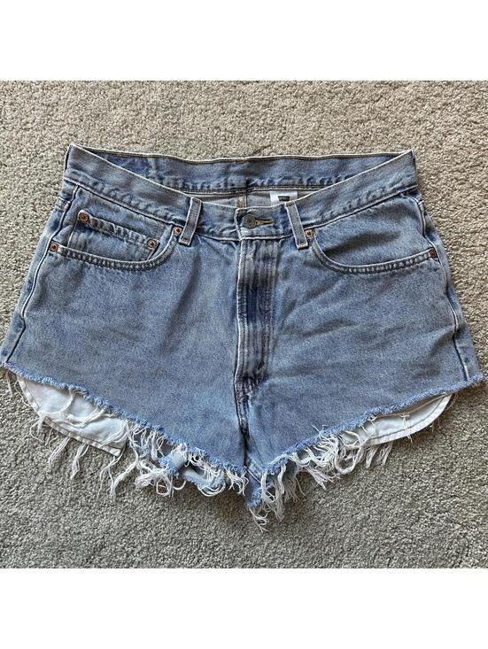 Levi's Pants - Levi's 550 Relaxed Fit Women’s size W33 (LG) Cutoff Denim Short Light Wash